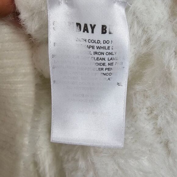 Aritzia Sunday Best Kitten Sweater in White - Size M - Picture 8 of 9